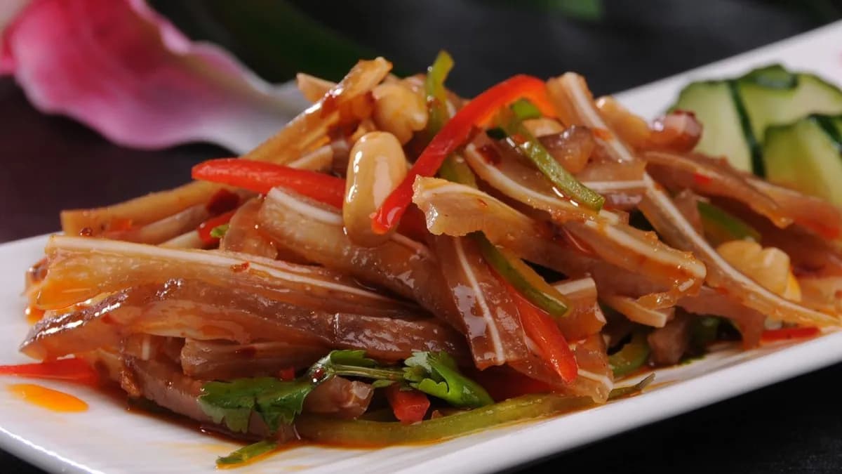 A13. Szeletelt sertésfül mártással