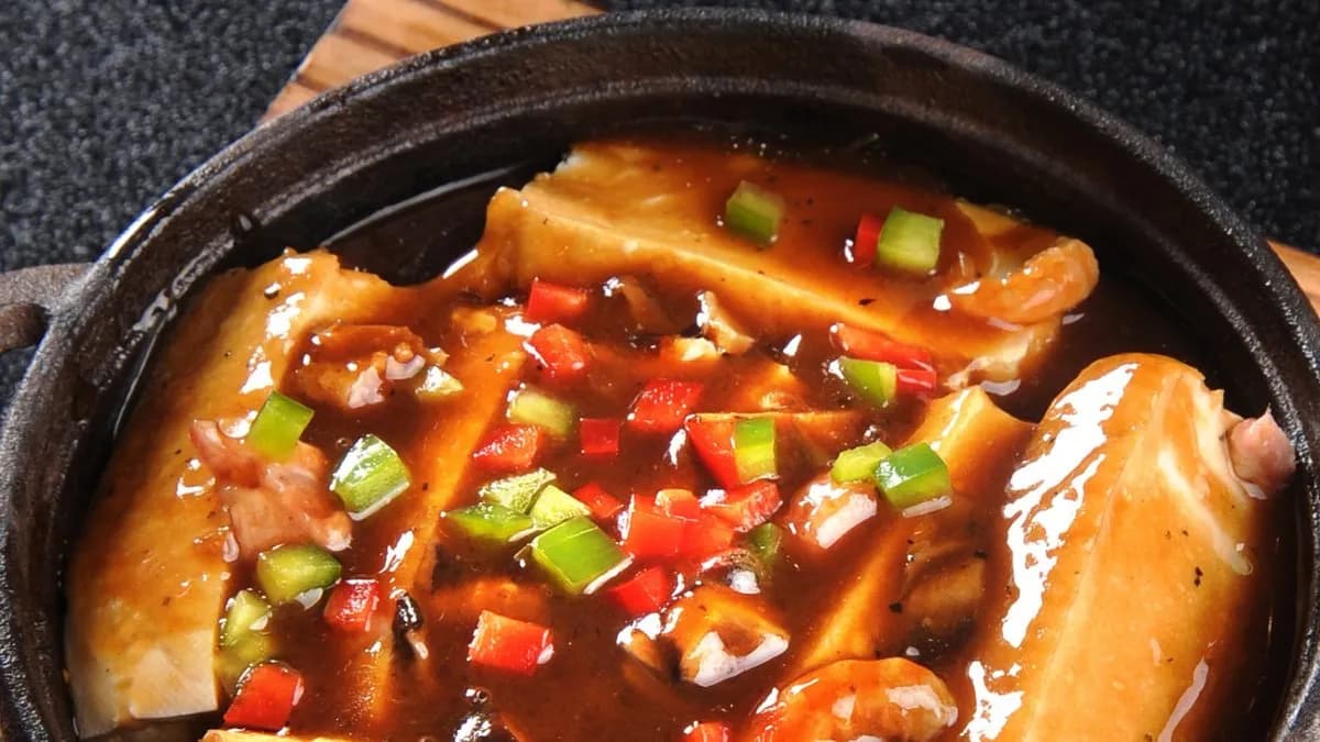 D46 Szeletelt Tofu Pörkölt Kőedényben Tálalva