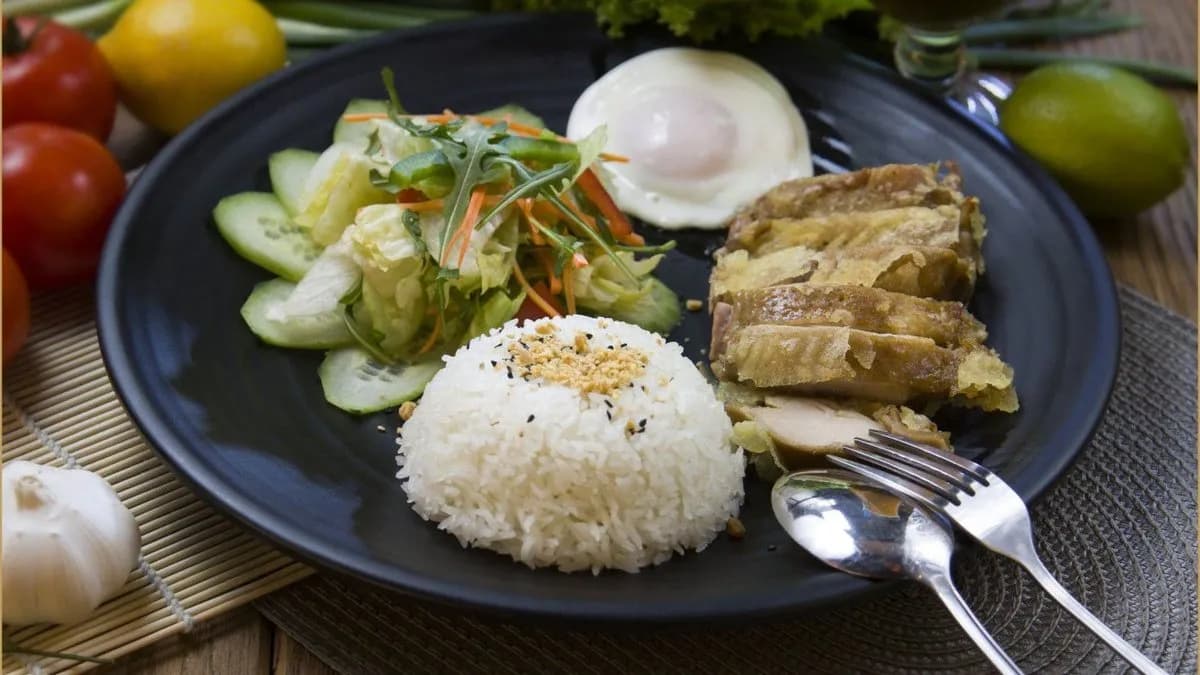 B38. Bundázott sült csirke rizstálban