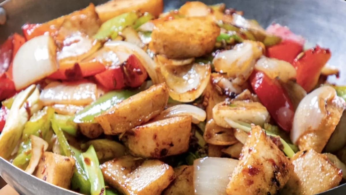 D54 Stir-fried fish tofu in pot