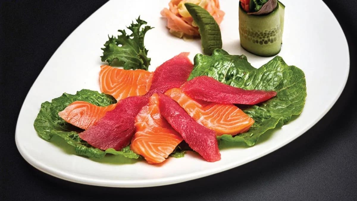 Lazac és vöröstonhal sashimi zöldsaláta ágyon