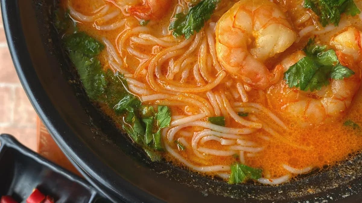 13.2 Csípős currys kókusztejes bun leves garnélarákkal (nagy)