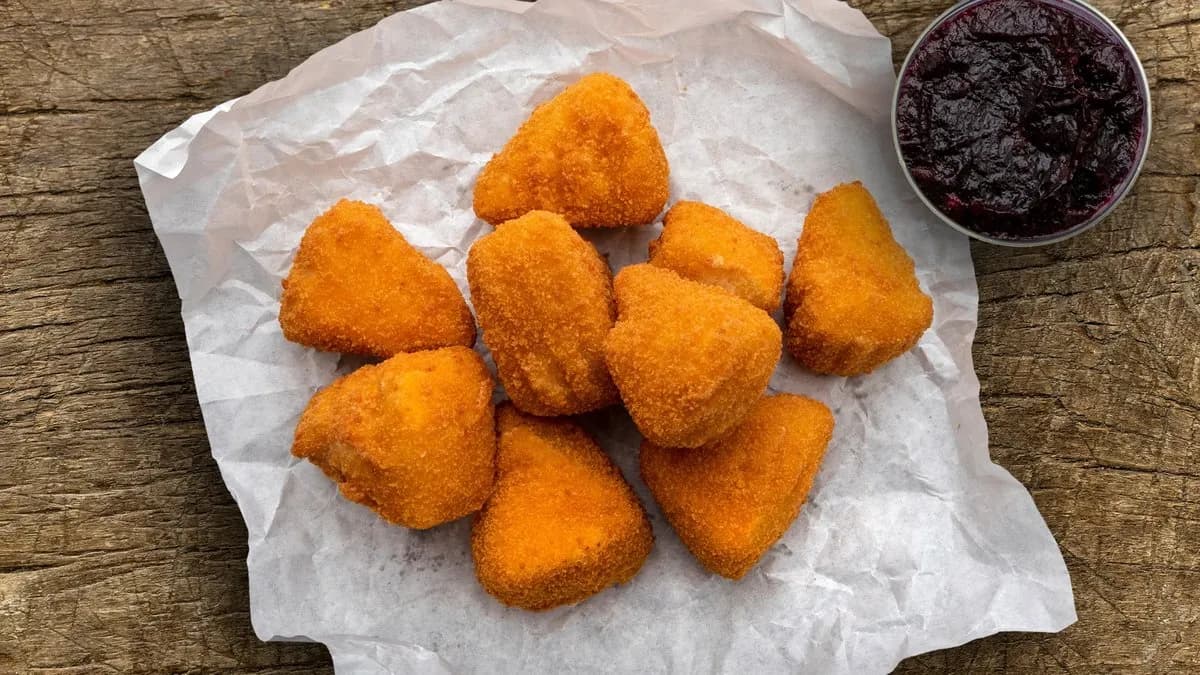 Rántott camambert falatkák áfonya lekvárral