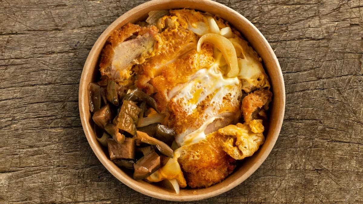 Japán csirkecomb filé tojással, pácolt uborkával