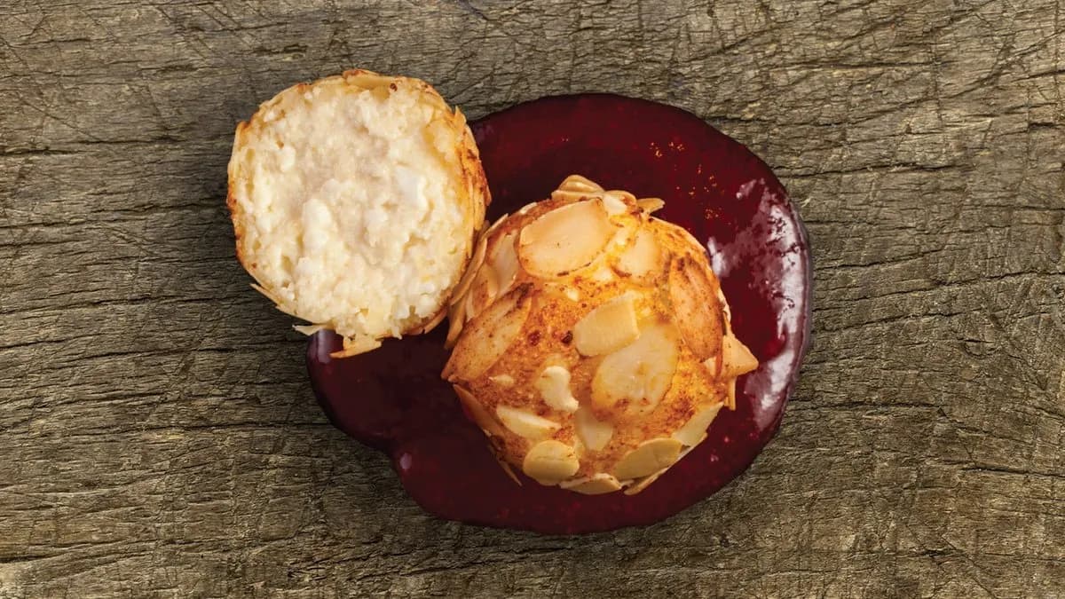 Mandulás túrógolyó eper öntettel