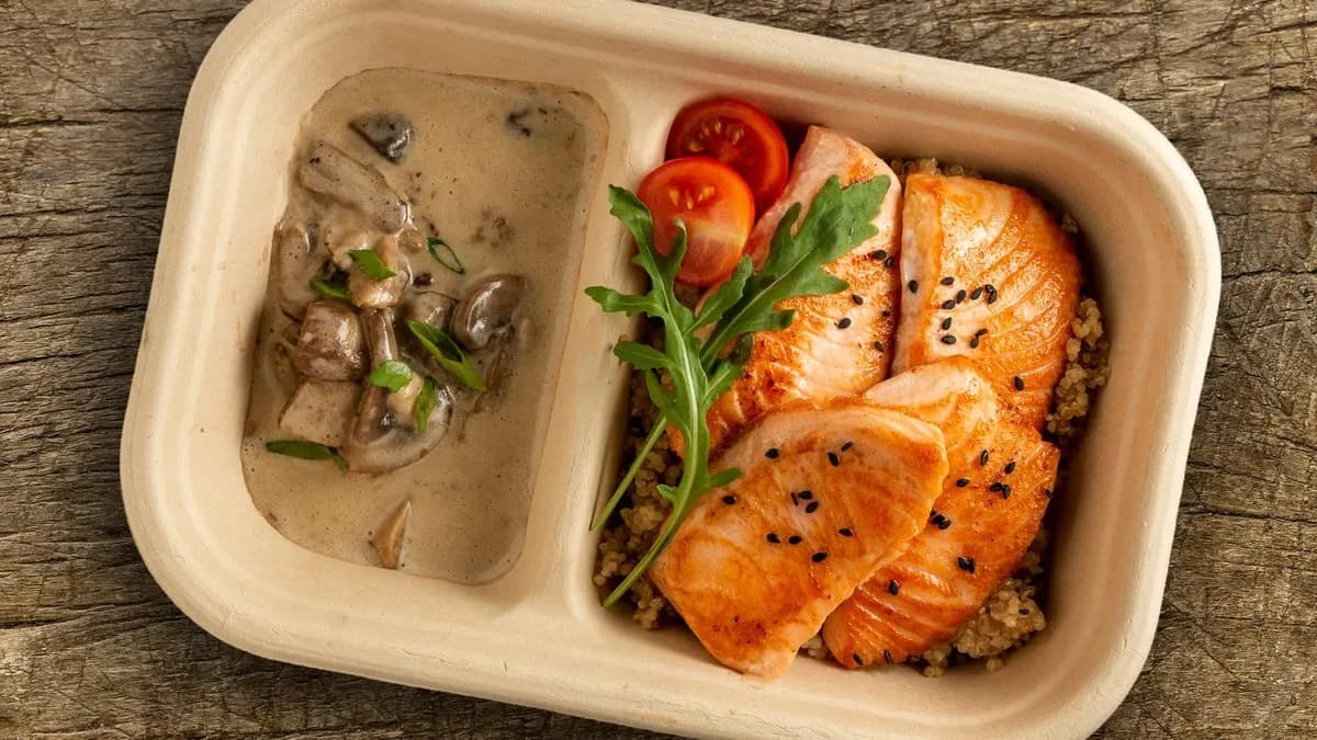 Roston sült lazac quinoával, kókusztejes vargányás gomba mártással