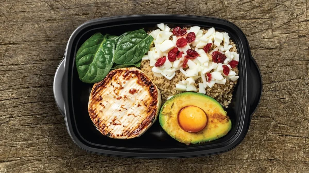 Grillezett camambert avokádóval és quinoával