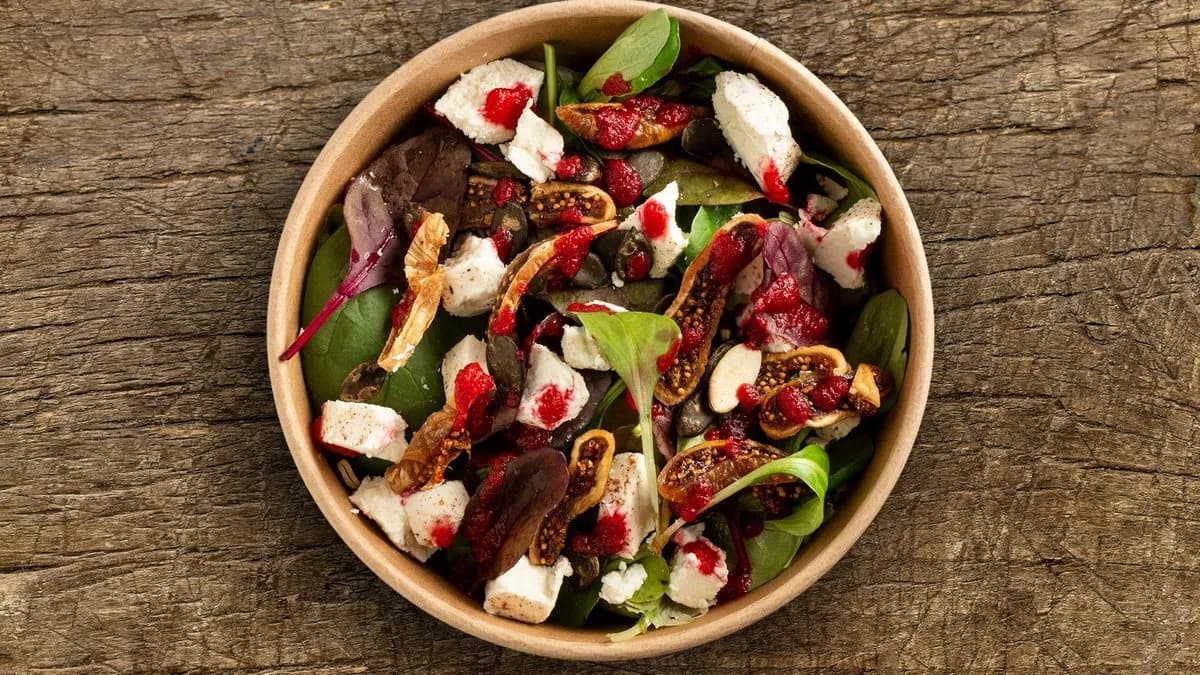 Céklás kecskesajt saláta fügével