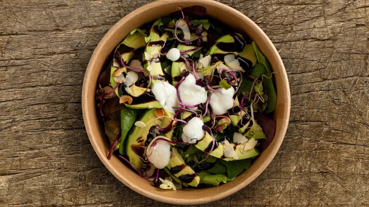 Mandulás avokádó saláta