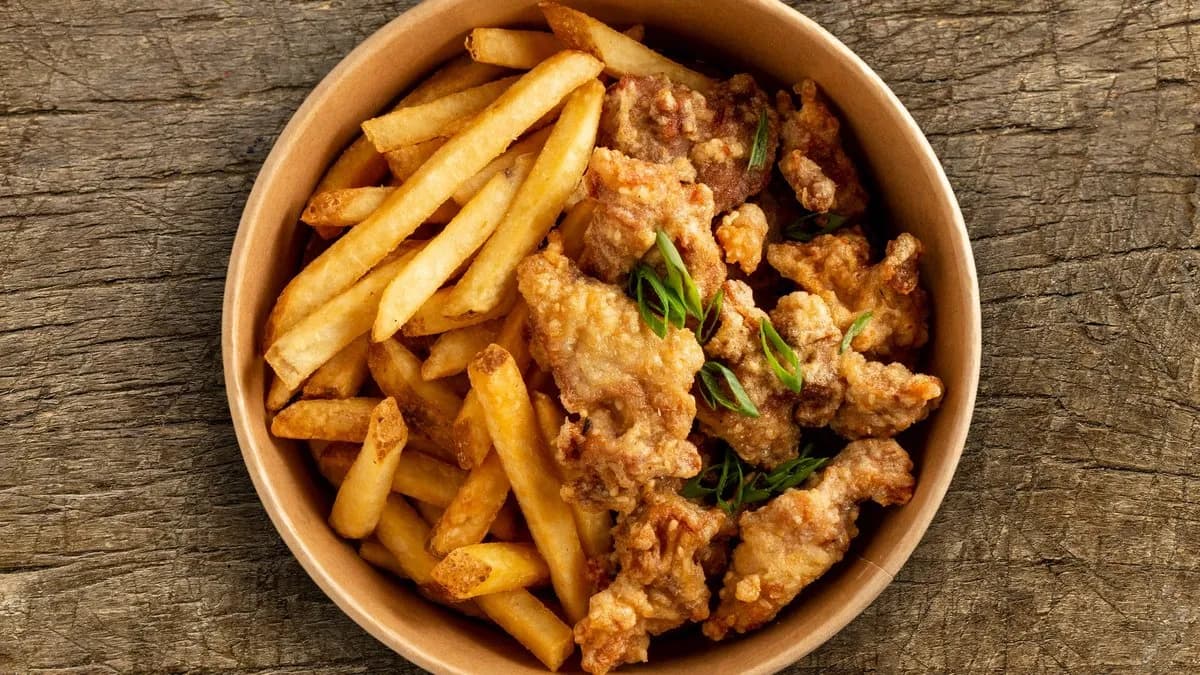 Gyömbéres bundában sült ropogós csirkefalatok választható körettel