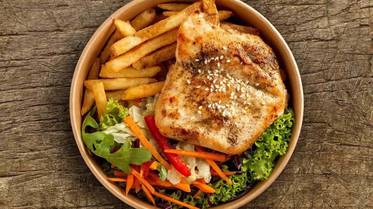 Roston sült csirkemellfilé friss vegyes salátával és választható körettel