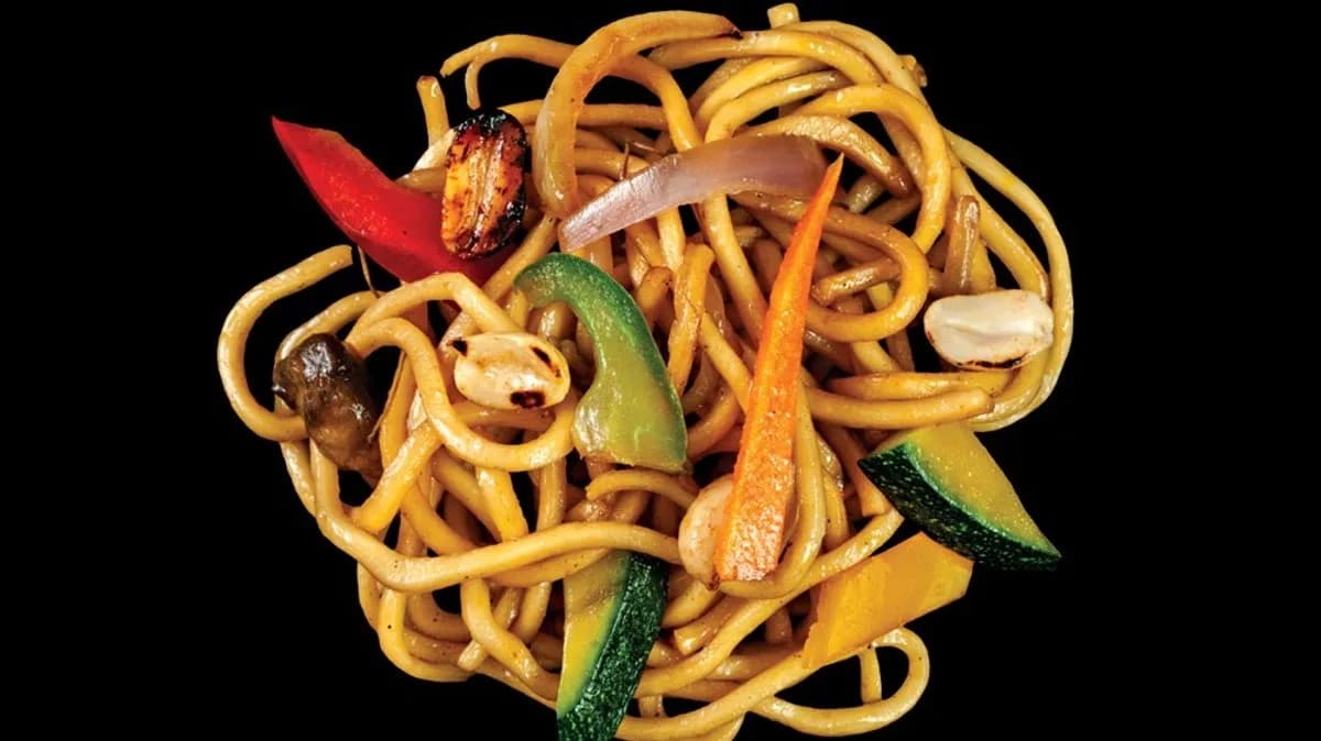 Mogyorós pirított tészta zöldségekkel