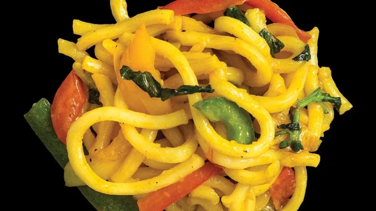 Bazsalikomos pirított udon tészta zöldségekkel