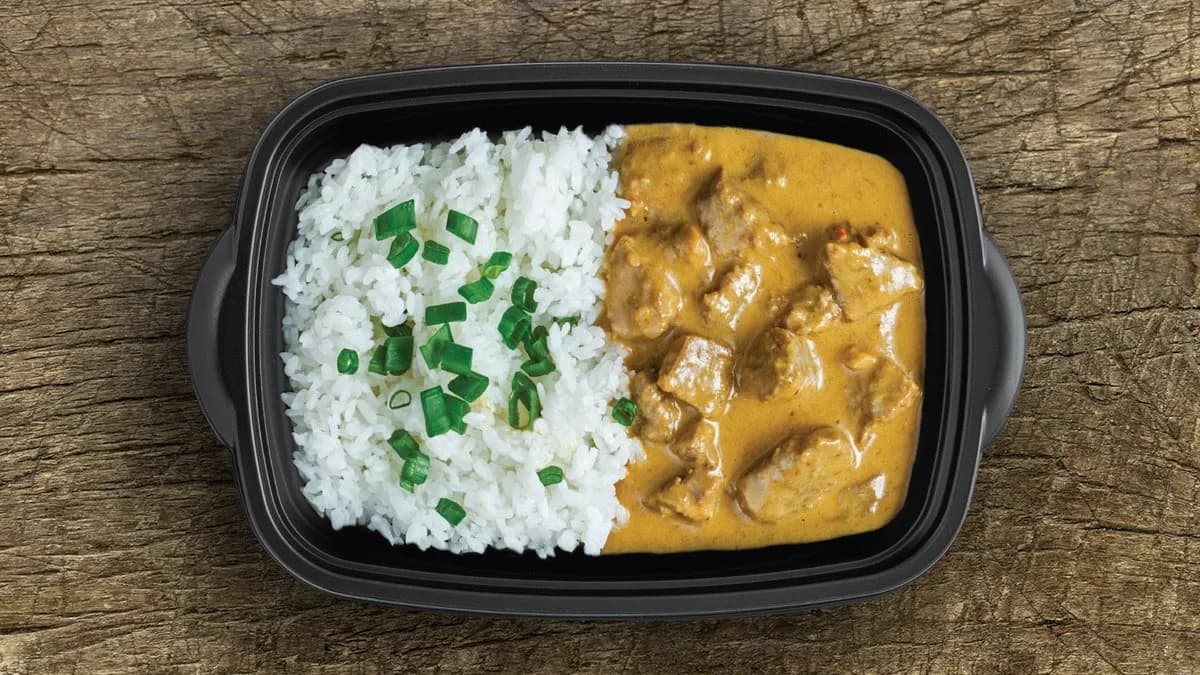 Thai marhapörkölt párolt rizzsel