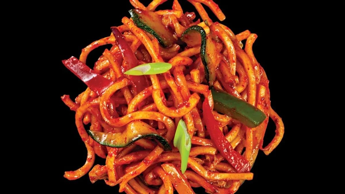 Csípős pirított tészta zöldségekkel (extra csípős)