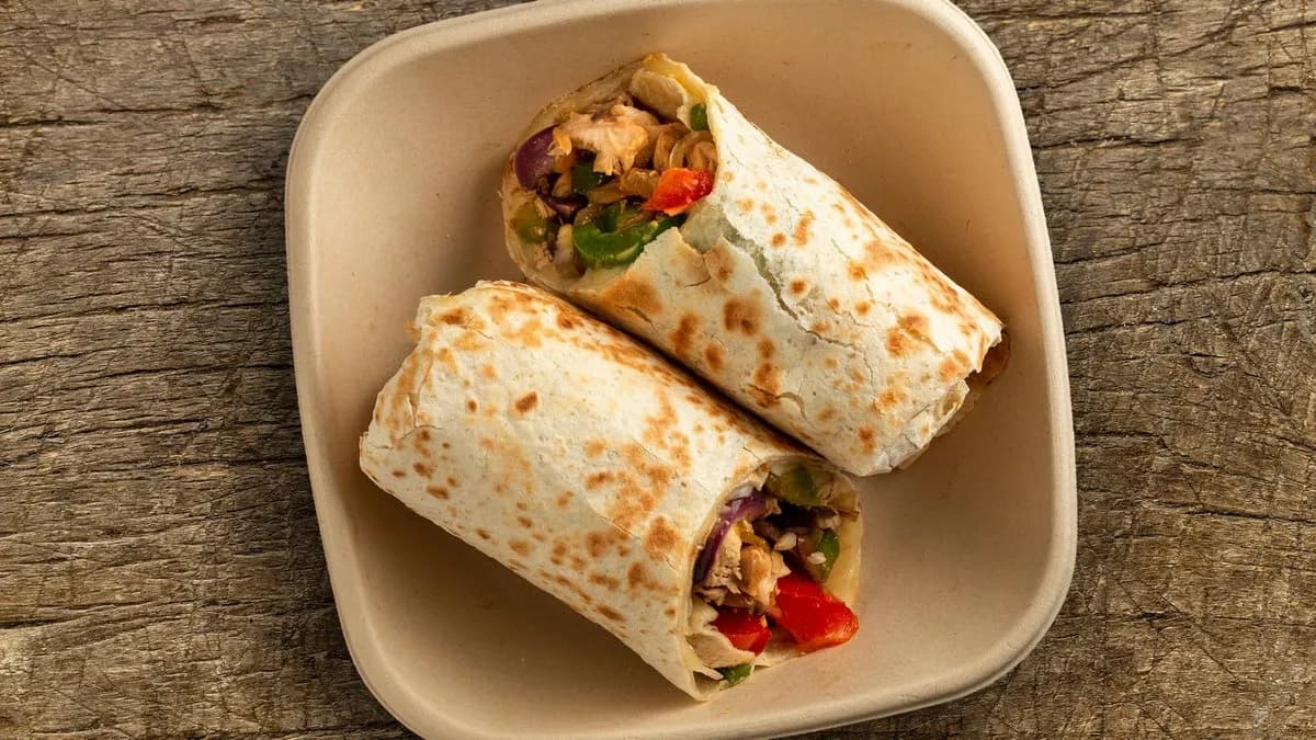 Szaftos csirkével és zöldségekkel töltött tortilla