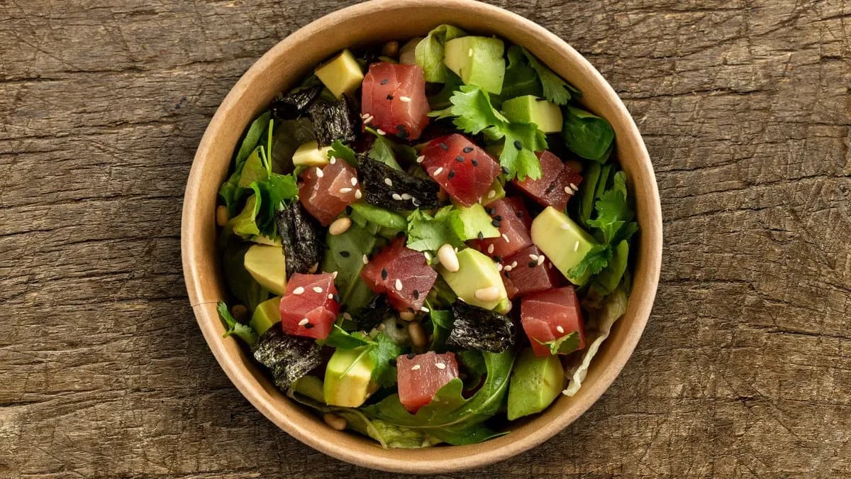 Vöröstonhal saláta avokádóval