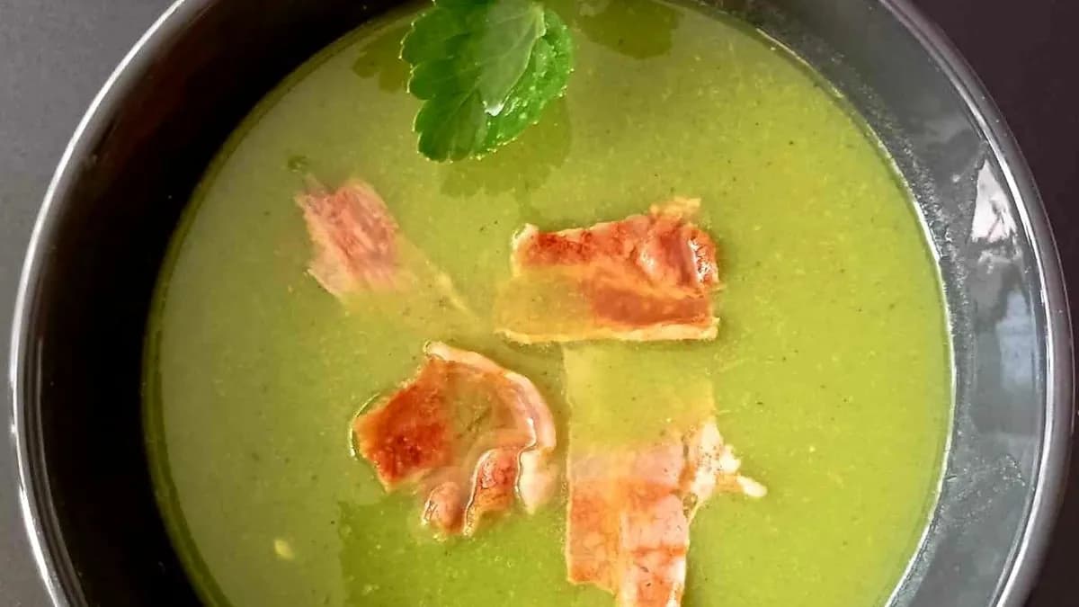 Brokkolikrémleves baconchipszel