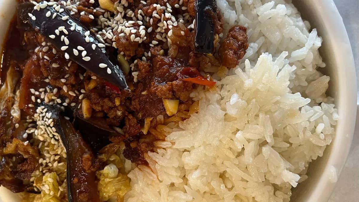 Rántott darált sertéshús padlizsánnal és rizzsel