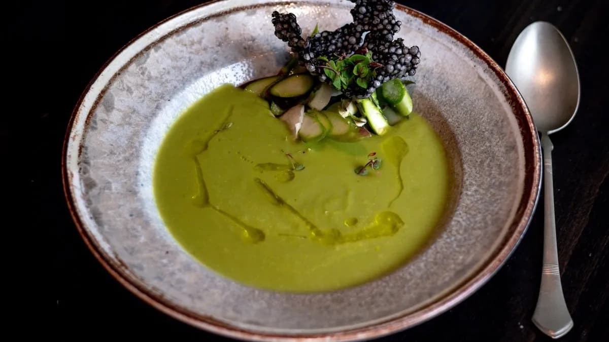 Spárgaleves zsenge spárgával és tintahal tintás tápióka chips-szel