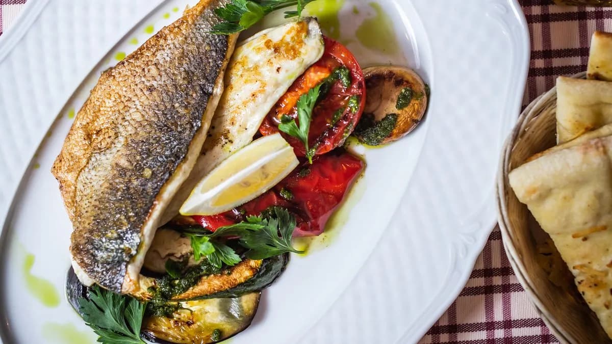Filézett branzino grillezett zöldségekkel és házi pesto-val