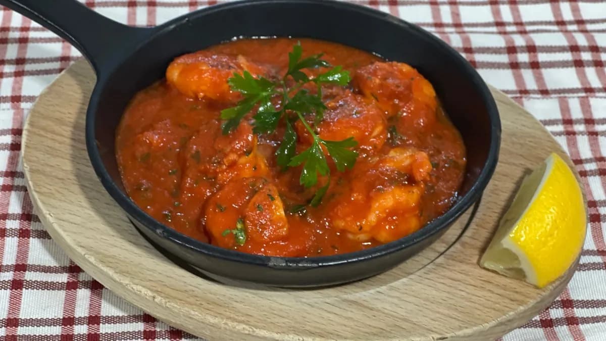 Pirított garnélafarkak csípős paradicsommártásban