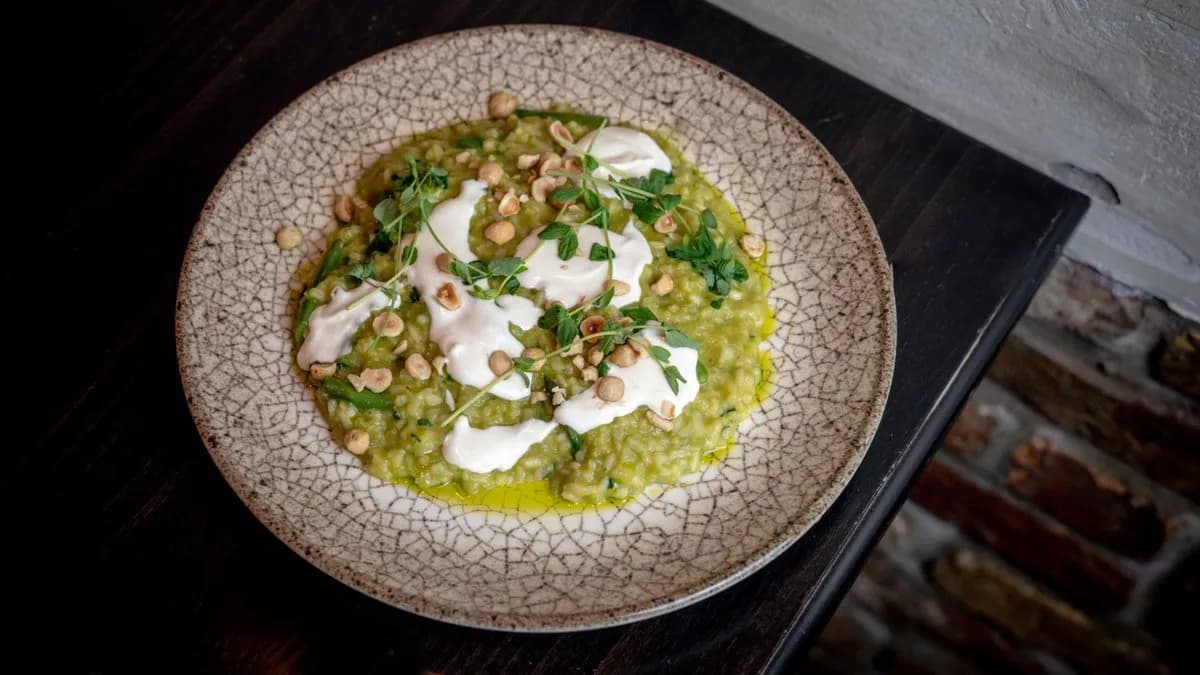 Spárga rizottó bergamottal, mogyoróval és kecskesajt fondue-vel