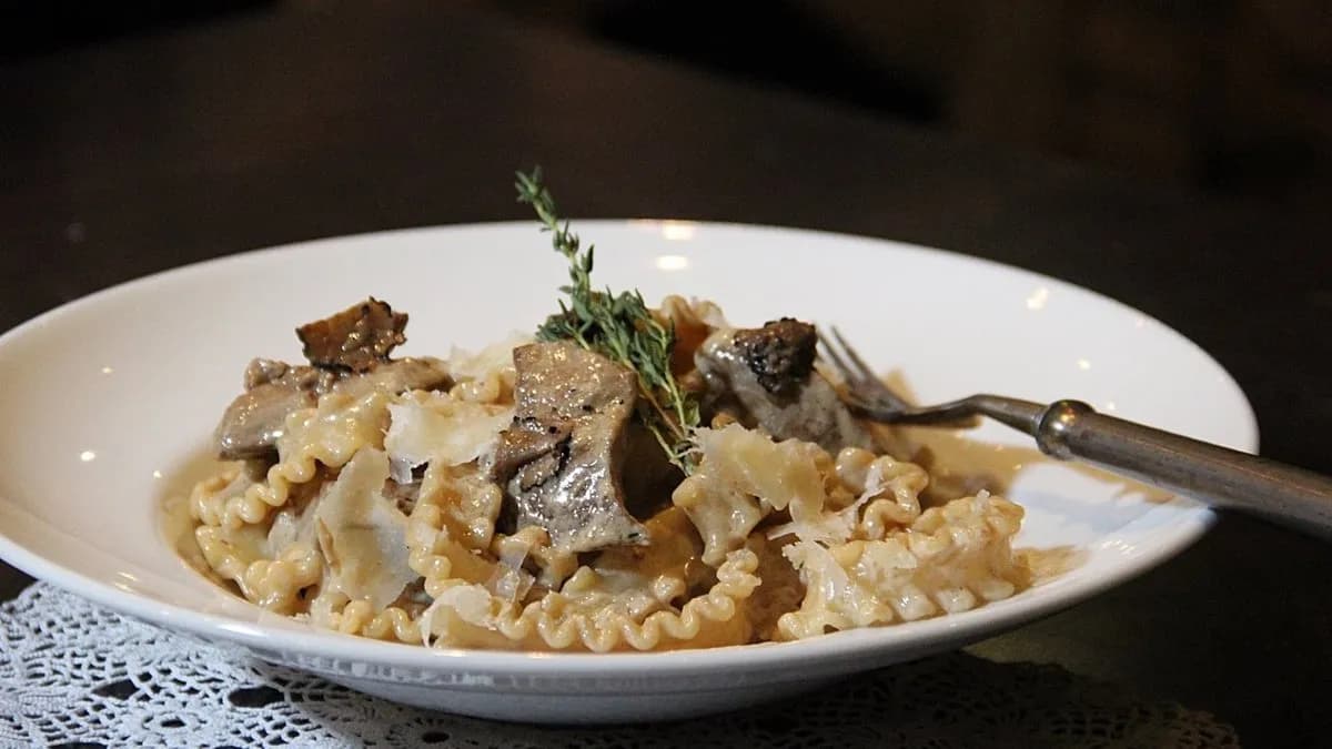 Szarvasgombás mafalde tészta balzsamos pecsenye kacsamájjal