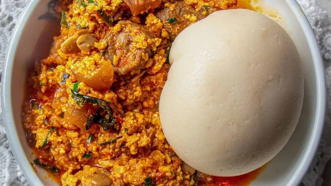 Egusi darált tökmaggal készült húsos egytálétel garrival vagy zúzott yammal