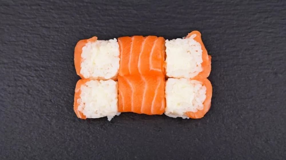 Lazacba tekert krémsajtos maki