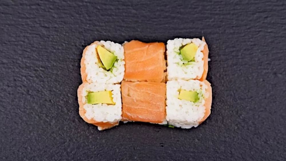 Füstölt lazacba tekert avokádó maki