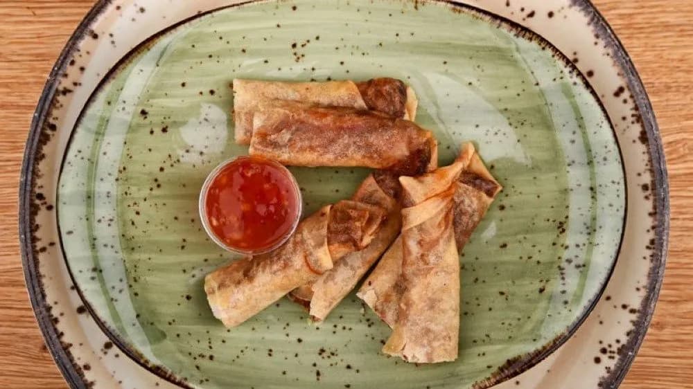 Tavaszi tekercs édes chili szósszal