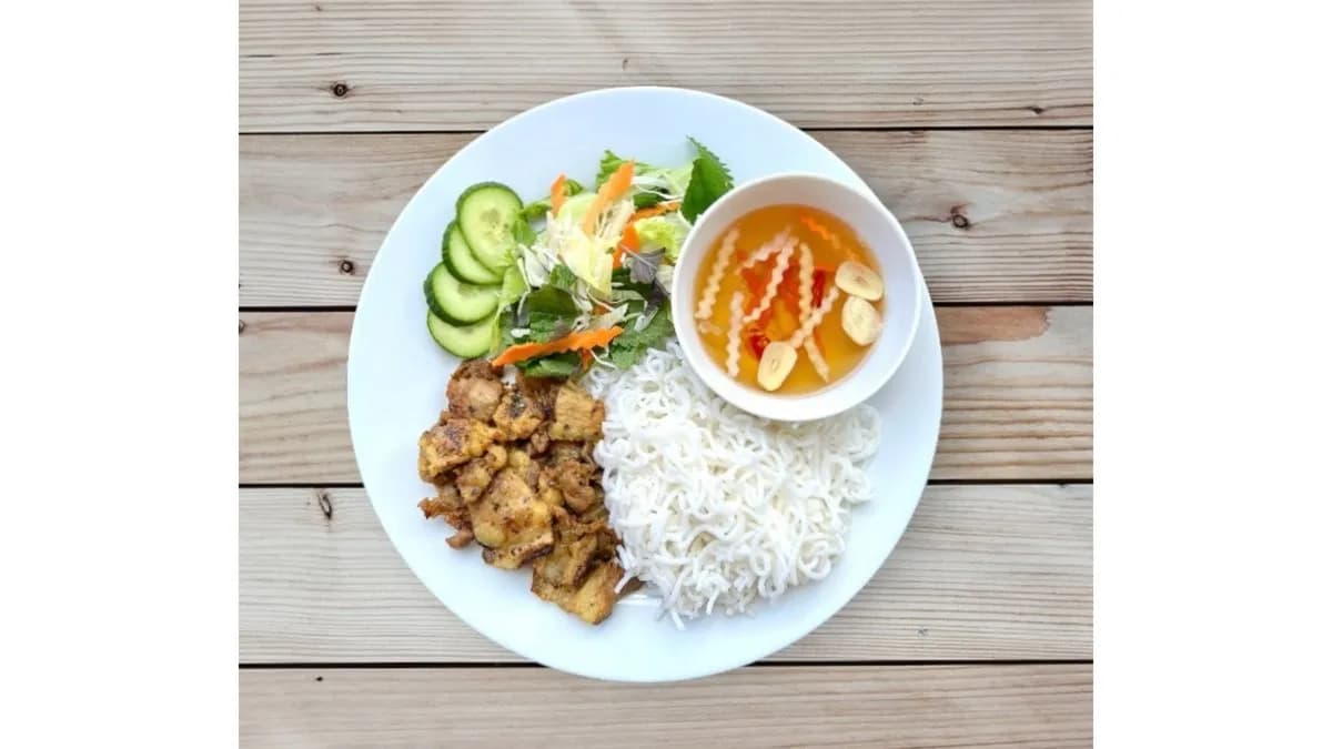 Grillezett sertéshús rizstésztával