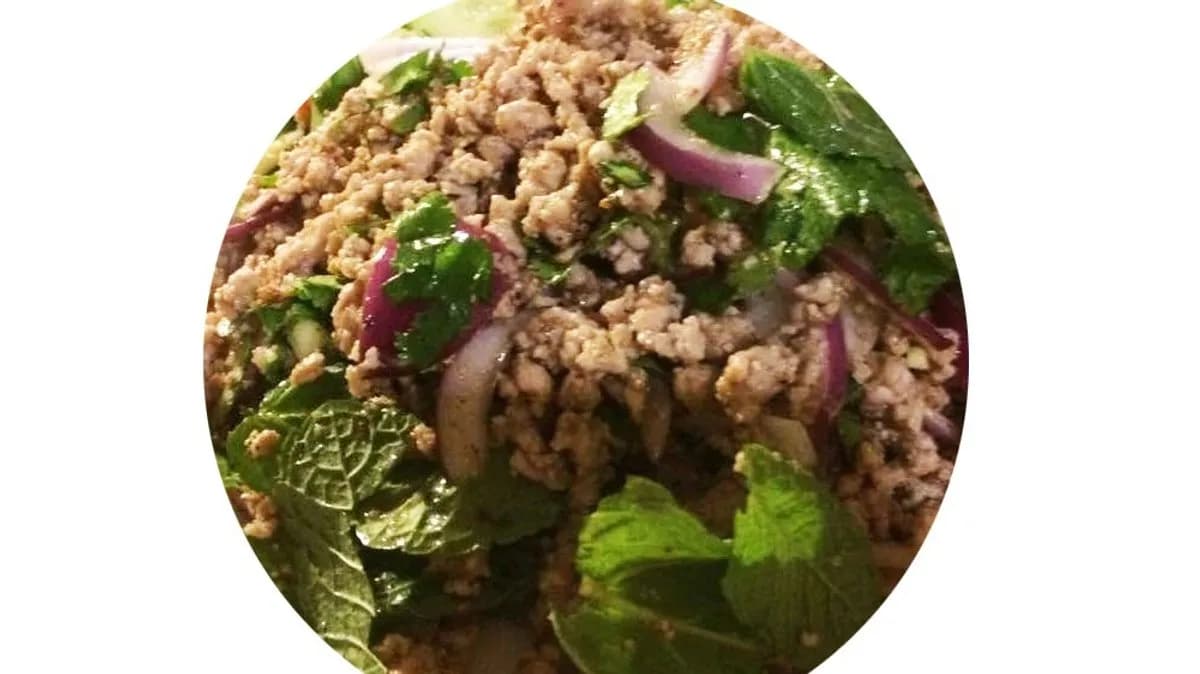 Apróra vágott csípős-savanyú hússaláta korianderrel, mentával (köret nélkül)