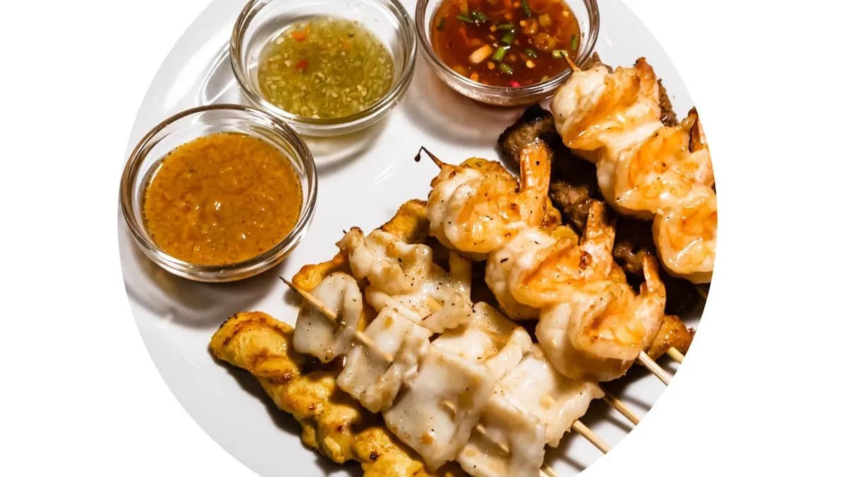 Grillezett csirkehús, rák marhahús és sertéshús vegyesen, salátával