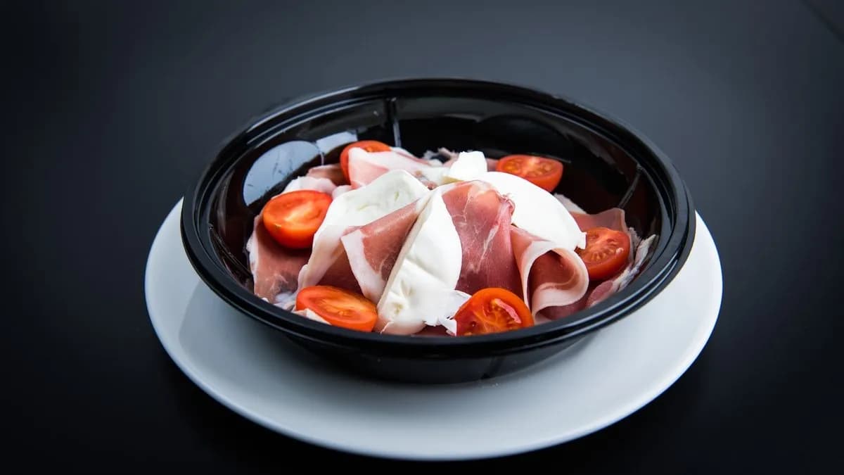 Bufala con ciliegini rucola e prosciutto crudo