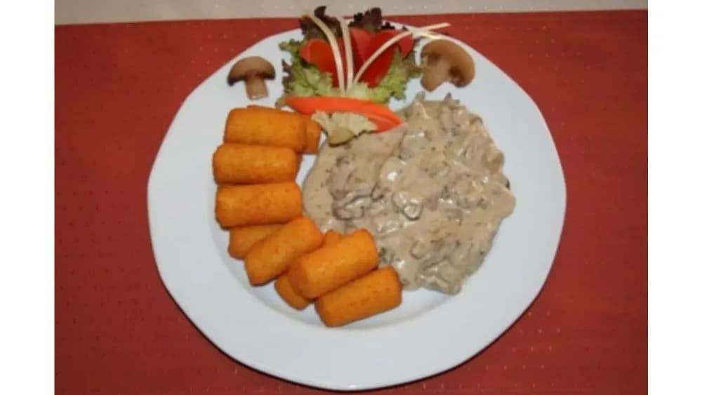 Hátszín csíkok erdei gombás mártásban