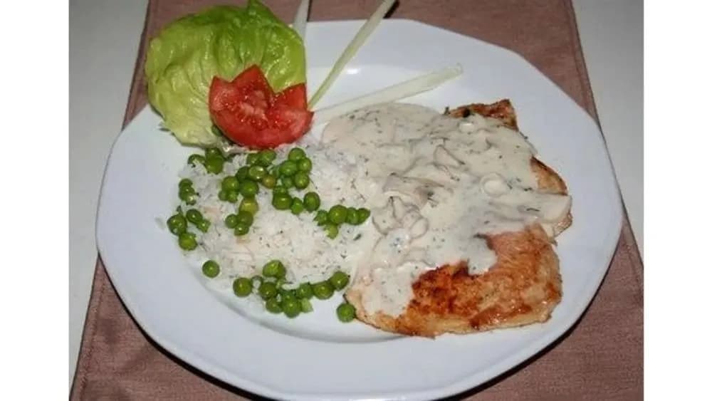 Csirkemell filé tejszínes gombamártással