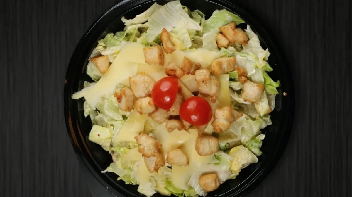 Caesar saláta grillezett csirkemell csíkokkal