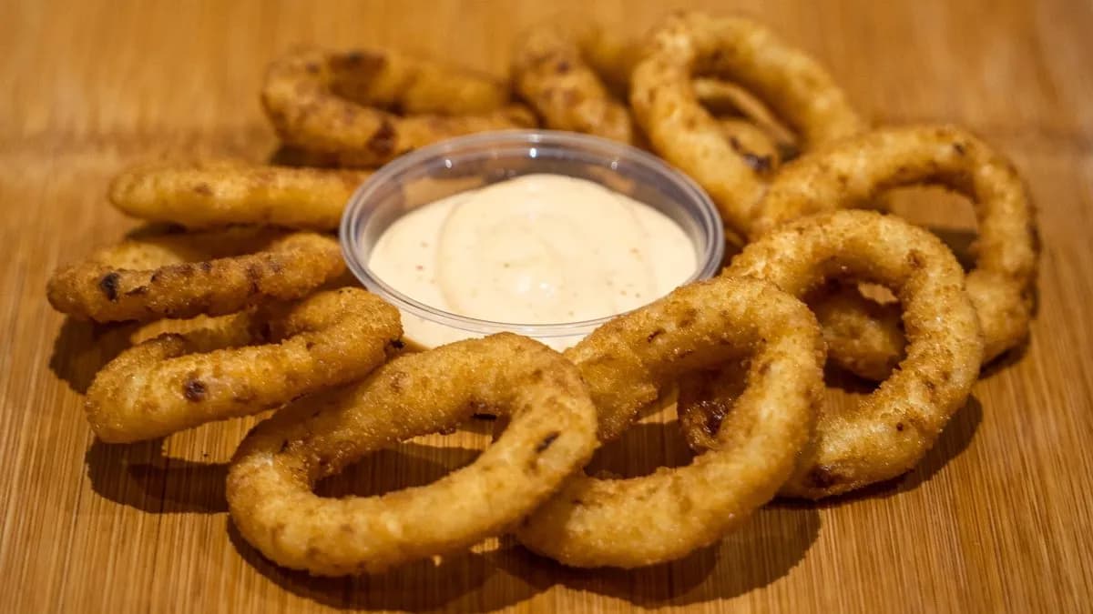 Hagymakarika citromfüves siracha szósszal