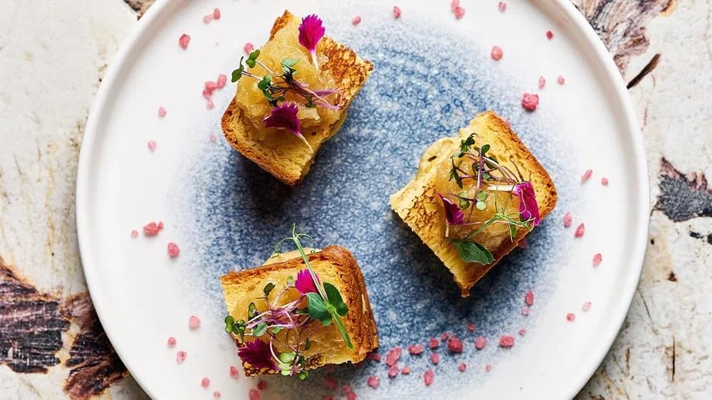 Kacsamáj terrine , gyömbéres alma chutney, házi kalács