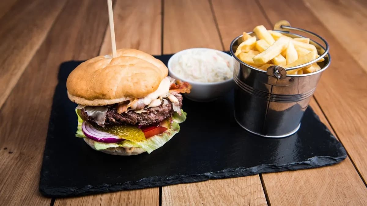 Marhaburger, bacon, házi szósz, steak burgonya, coleslaw