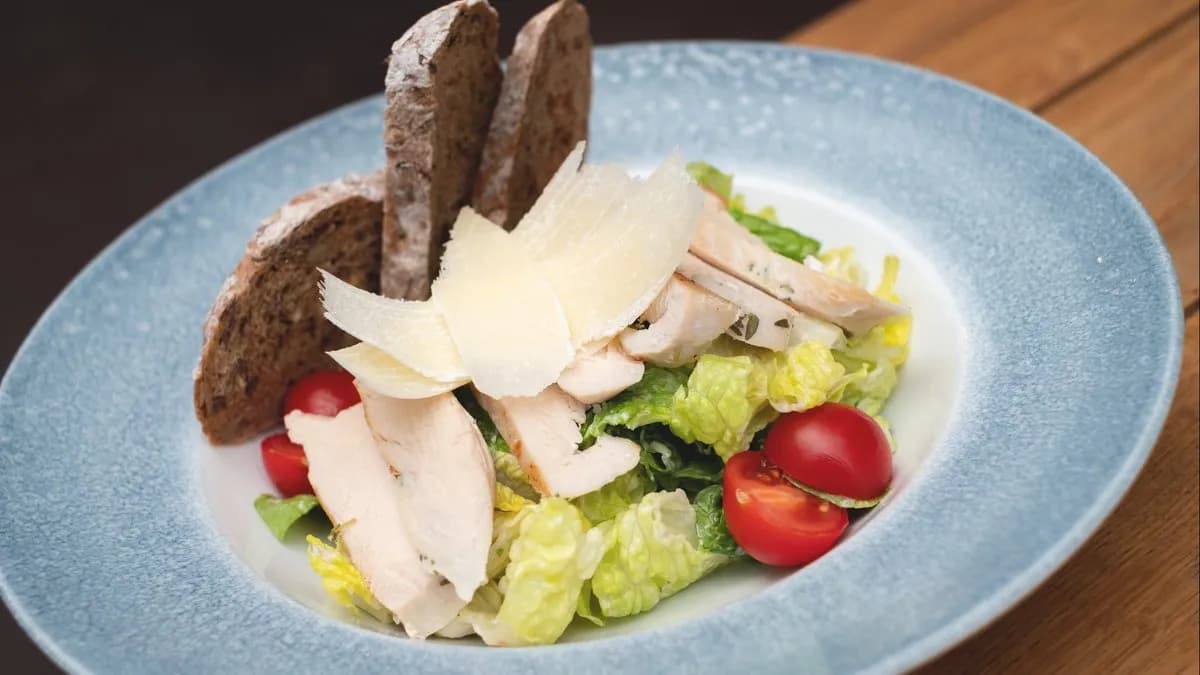 Caesar saláta,omlós csirkemell csíkokkal