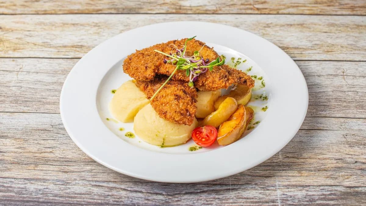 Borjúmáj rántva, karamellizált alma, petrezselymes burgonya