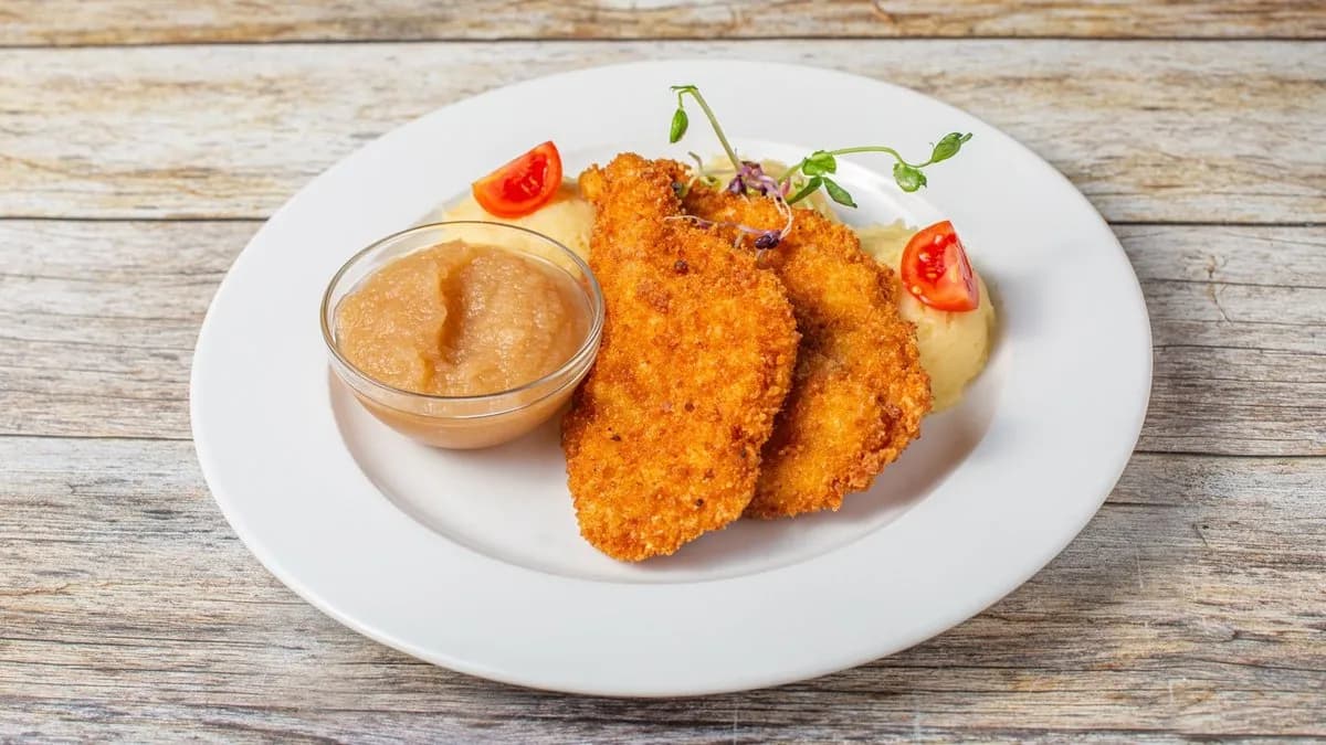 Rántott csirkemell, mentás almakompót, burgonyapüré