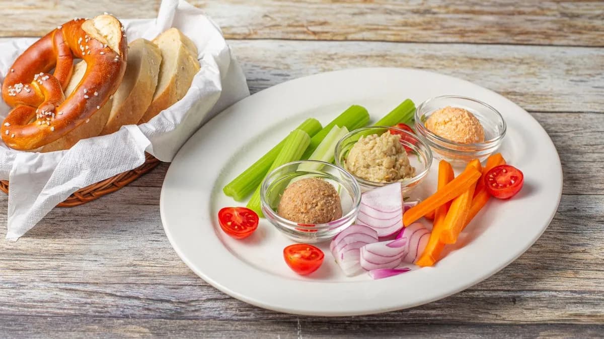 Sörház mártogatók, friss zöldség (tepertőkrém, obatzda, padlizsánkrém)