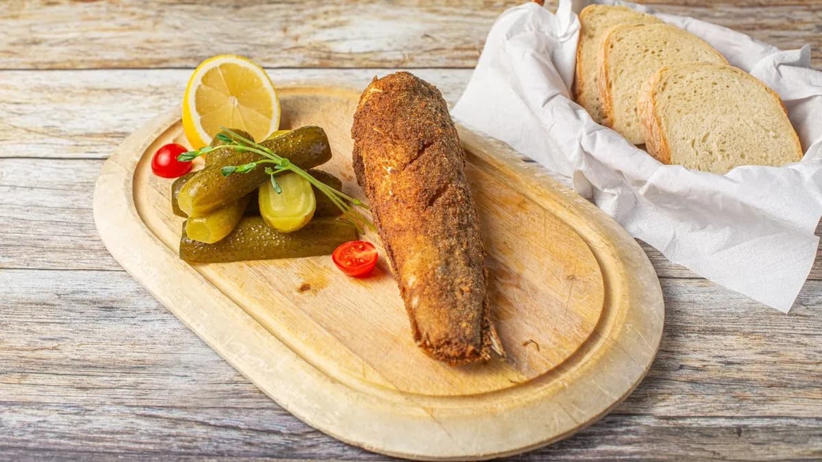 Sült hekk, savanyú uborka, kenyér