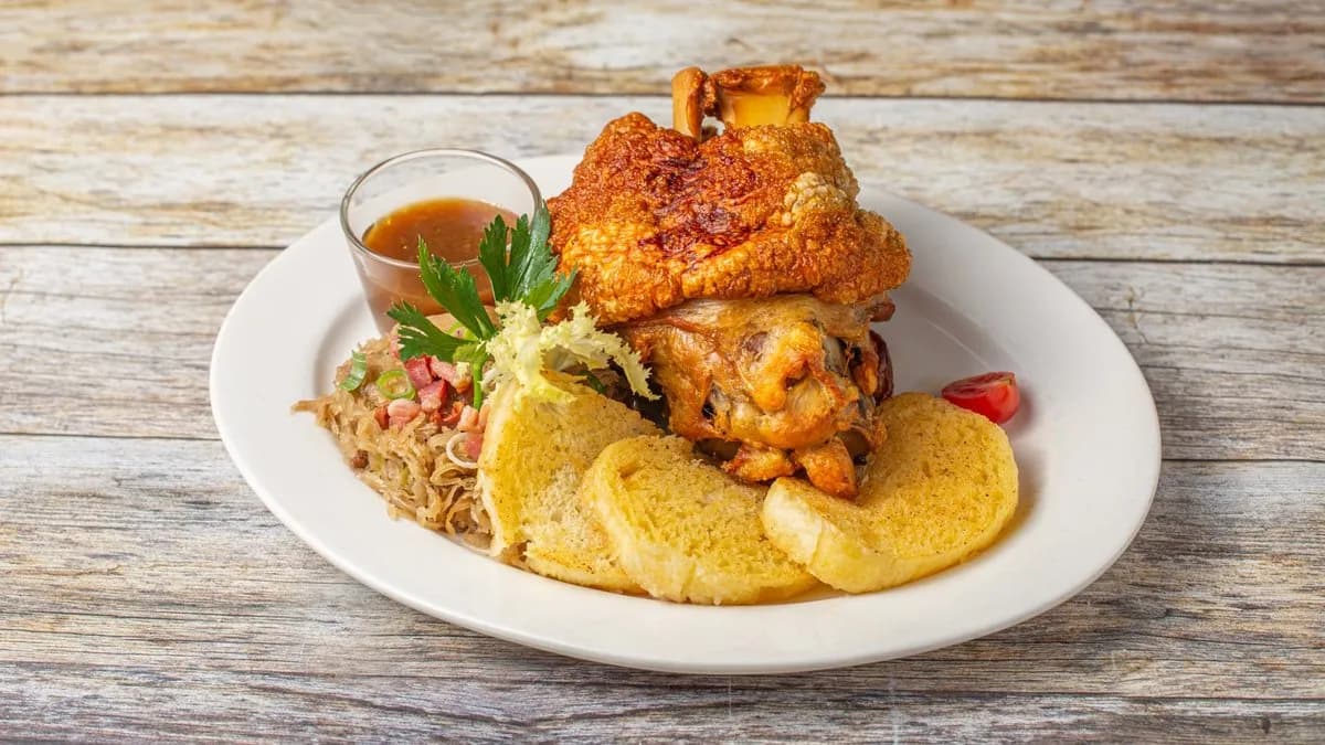 Ropogós sült csülök (2személyre), bajor káposzta, hagymás törtburgonya