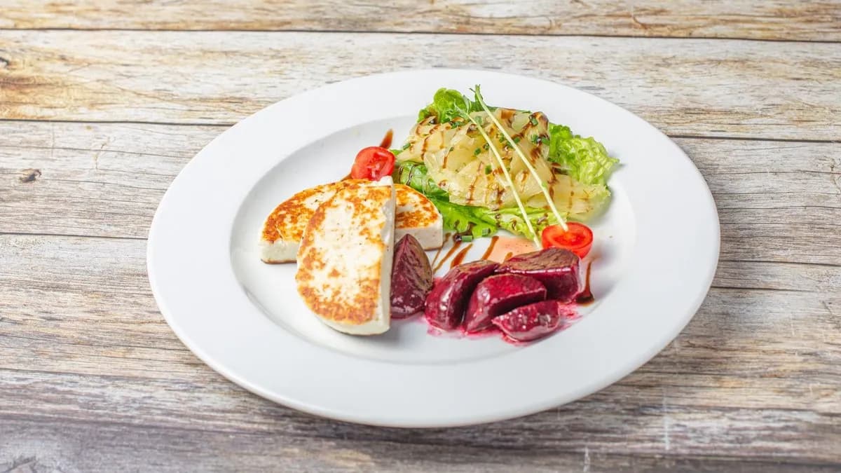 Grillezett kecskesajt, sült cékla, édeskömény saláta