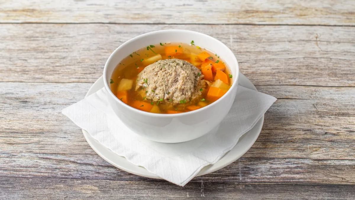 Marhahúsleves, főtt zöldségek, csigatészta, májgombóc